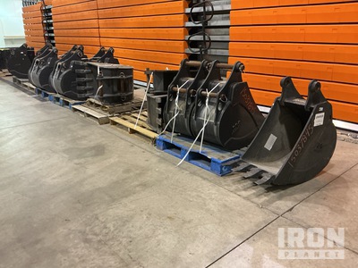 Quantity of (19) Backhoe Loader Bucket - Fits Cat 420F