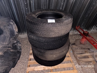 Quantity of (4) 275/70R18 Équipements pour pneus