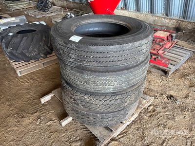 Quantity of (4) 11R24.5 Équipements pour pneus
