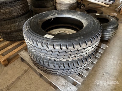 Quantity of (2) 11R24.5 Équipements pour pneus