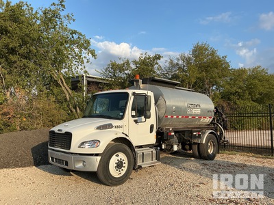 Bearcat 2000 gal on 2019 Freightliner M2 106 4x2 アスファルト運搬トラック