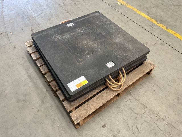 Quantity of (4) 900 mm x 900 mm 35 Tonne UHMW Poly Crane Mats Quantity of (4) 900 mm x 900 mm 35 Tonne UHMW Poly Crane Mats