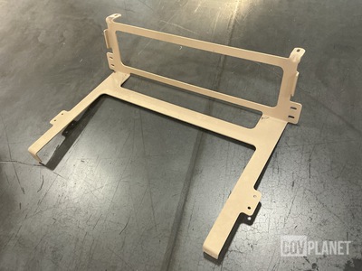 (17) Navistar 3890696C1 Vehicular Brackets