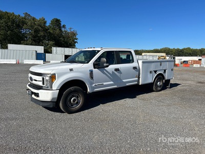 2017 Ford F-350 4x4 Crew Cab Utility Truck