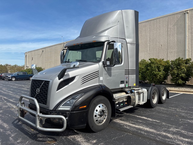 2019 Volvo VNR 300 T/A Day Cab Truck Tractor