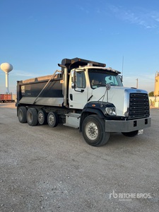 2021 Freightliner 108SD Camion à benne quatre essieux