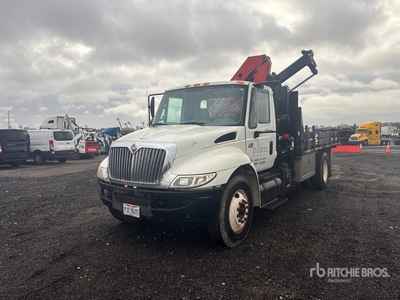 2002 International 4400 w/ Crane Flatbed Truck
