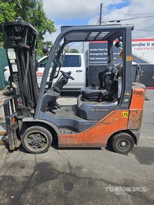 Toyota 8FGCU25 4500 lb Pneumatic Tire Heftruck