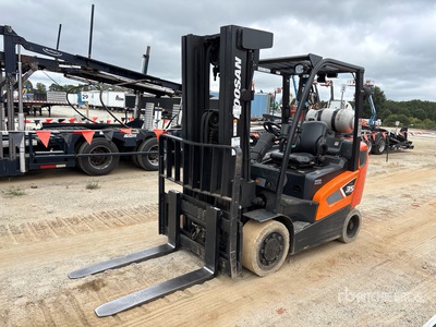 Doosan GC35S9 7350 lb Pneumatic Tire Carretilla Elevadora