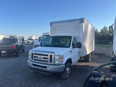 2014 Ford Commercial E350 4x2 شاحنة فان (Inoperable)