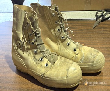 (41) U.S. G.I. White Bunny Boots