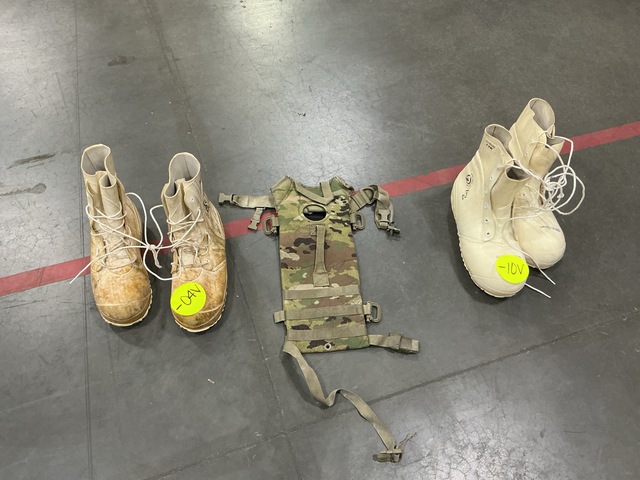 (29) Hydration System Carriers, (46) Entrenching Tool Carriers & Assorted Items (29) Hydration System Carriers, (46) Entrenching Tool Carriers & Assorted Items