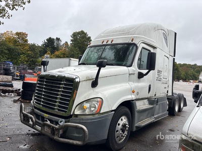2014 Freightliner Cascadia 125 6x4 3- Achs Sattelzugmaschine mit Schlafkabine (Inoperable)