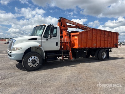 2006 International 4400 4x2 Camiones con pinza