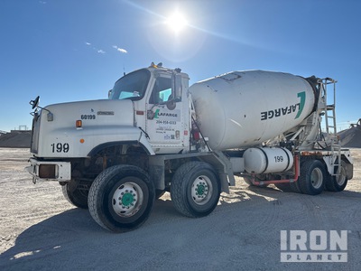 2001 International 5600i 8x4 Twin-Steer Camion malaxeur