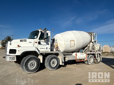 2013 International 5600i 8x4 Twin-Steer Camion malaxeur