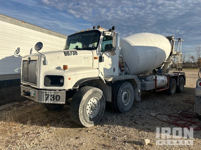 2013 International 5600i 8x4 Twin-Steer Camion mélangeur (Inoperable)