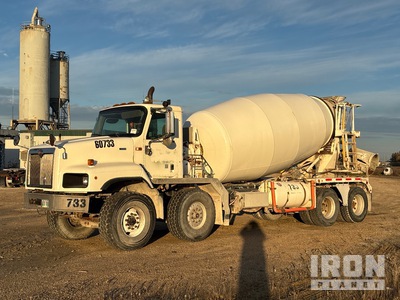 2013 International 5600i 8x4 Twin-Steer Camion mélangeur