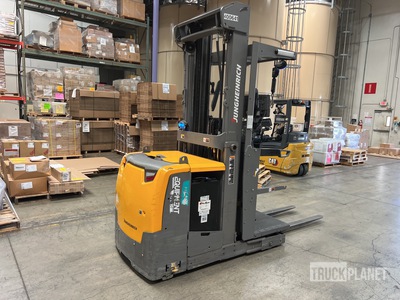 Jungheinrich EKS314 3000 lb Chariot à poste de conduite élevable