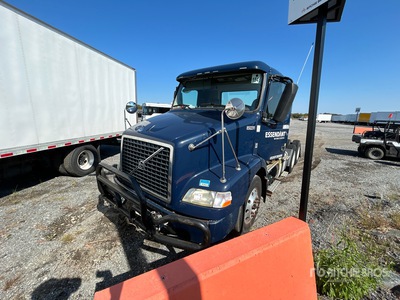 2014 Volvo VNM200 6x4 Ciągnik siodłowy T/A z kabiną dzienną (Inoperable)
