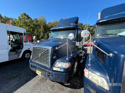 2014 Volvo VNM200 6x4 Ciągnik siodłowy T/A z kabiną dzienną (Inoperable)