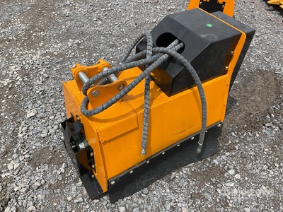 2026 GIYI EBC32 24 in Cortasetos para Miniexcavadora (Sin Usar) / Mini Excavator Hedge Cutter (Unused)