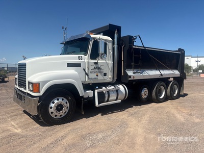 2015 Mack CHU613 8x4 Camion à benne basculante Tri/E