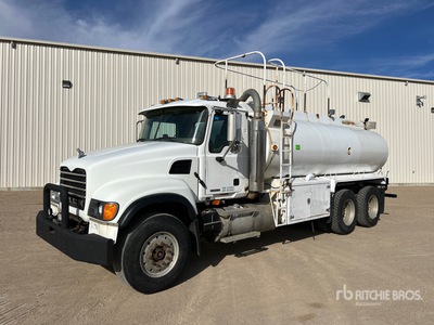 2003 Mack CV713 105 bbl 6x4 Camion à eau
