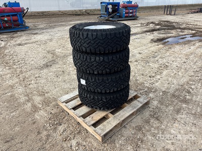 Quantity of (4) 285/75R16 Duratrac Banden