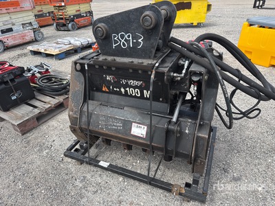 Cat HM208 31 in Mulcher Attachment