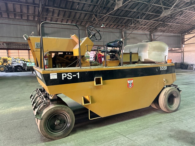 Cat PS-130 11 Wheel Pneumatic Roller