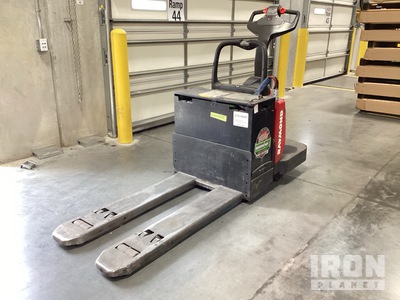 2013 Raymond 8410 6000 lb Palettenheber