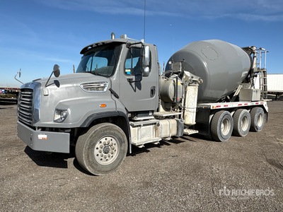 2013 Freightliner 114SD 8x6 شاحنة خلاط