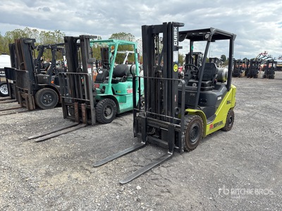 Clark S25L 4750 lb Pneumatic Tire Forklift