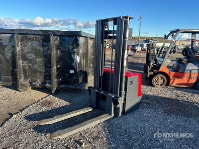 2000 kg Electric Stacker