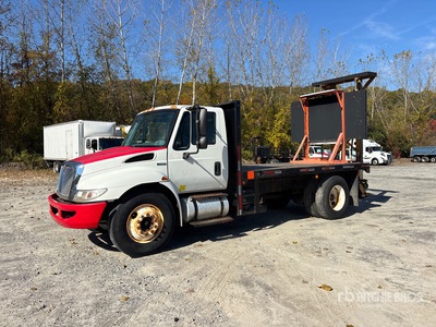 2004 International 4300 4x2 Camion amortisseur d'impact