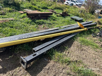 Quantity of (5) 22 ft - 25 ft Aluminum Light Post & 30 ft Steel Pipe Metalli vari