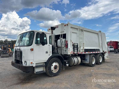 2017 Autocar ACX Xpeditor 6x4 Rear Loader Camión recolector de residuos