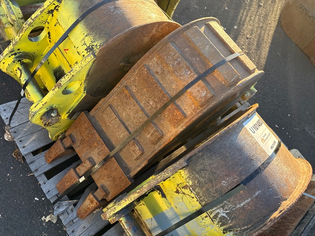 Edge 10 in Excavator Bucket Edge 10 in Excavator Bucket
