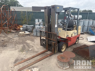 2000 Nissan JC60LP 6000 lb Cushion Tire Chariot Élévateur (Inoperable)