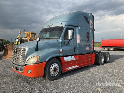 2013 Freightliner Cascadia 6x4 Tractocamion con Dormitorio / تراكتور شاحنة كابينة النوم (ثنائية المحور)