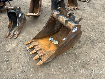 24 in Q/C Digging Excavator Bucket - Fits John Deere 85G
