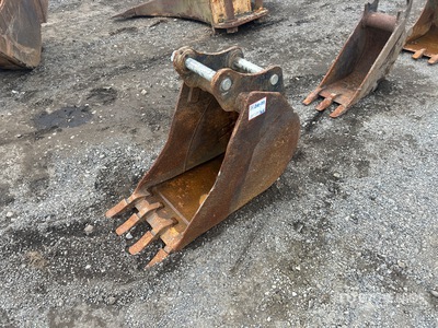 18 in Digging Excavator Bucket - Fits Bobcat E85