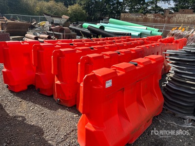 Quantity of (16) Plastic Barrière