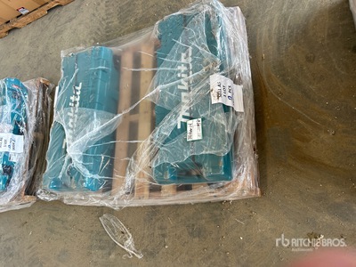 Quantity of (2) Makita HM1307CB 35 lb Demolition Hammer
