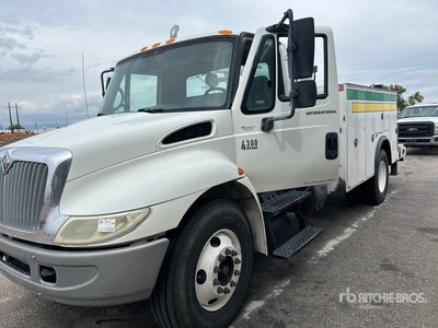 2005 International Harvester 4300 4x2 Camion de servicios