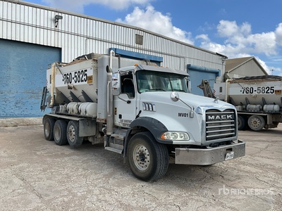 2022 Mack GR64B 8x4 ミキサートラック