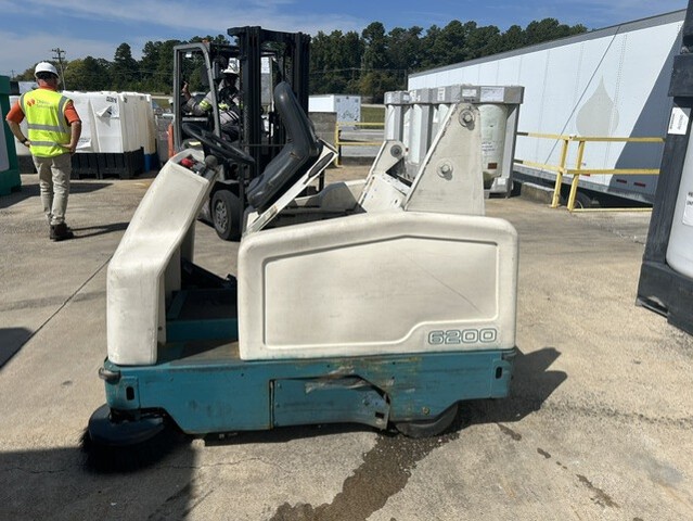 Tennant 6200 Floor Sweeper (Inoperable)