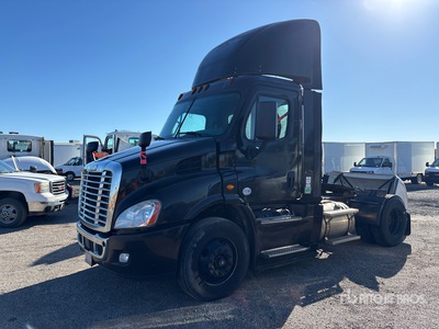 2017 Freightliner Cascadia 113 4x2 Ciągnik siodłowy z kabiną dzienną S/A