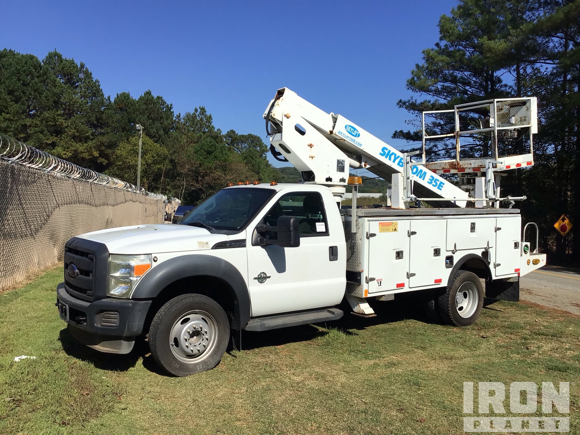 2012 Sky lift 35E 35 ft on 2012 Ford F550 XL 4x2 with Skylift SB35E Aerial Platform Lift Truck Bucket Truck